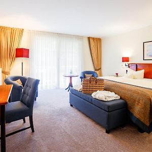 Zimmer mit Kingsize-Bett
